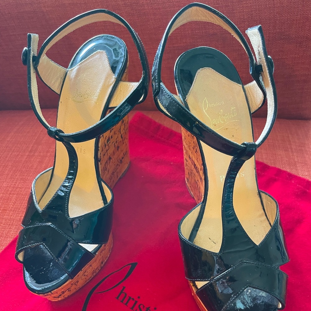 Christian Louboutin verniz black edges 36